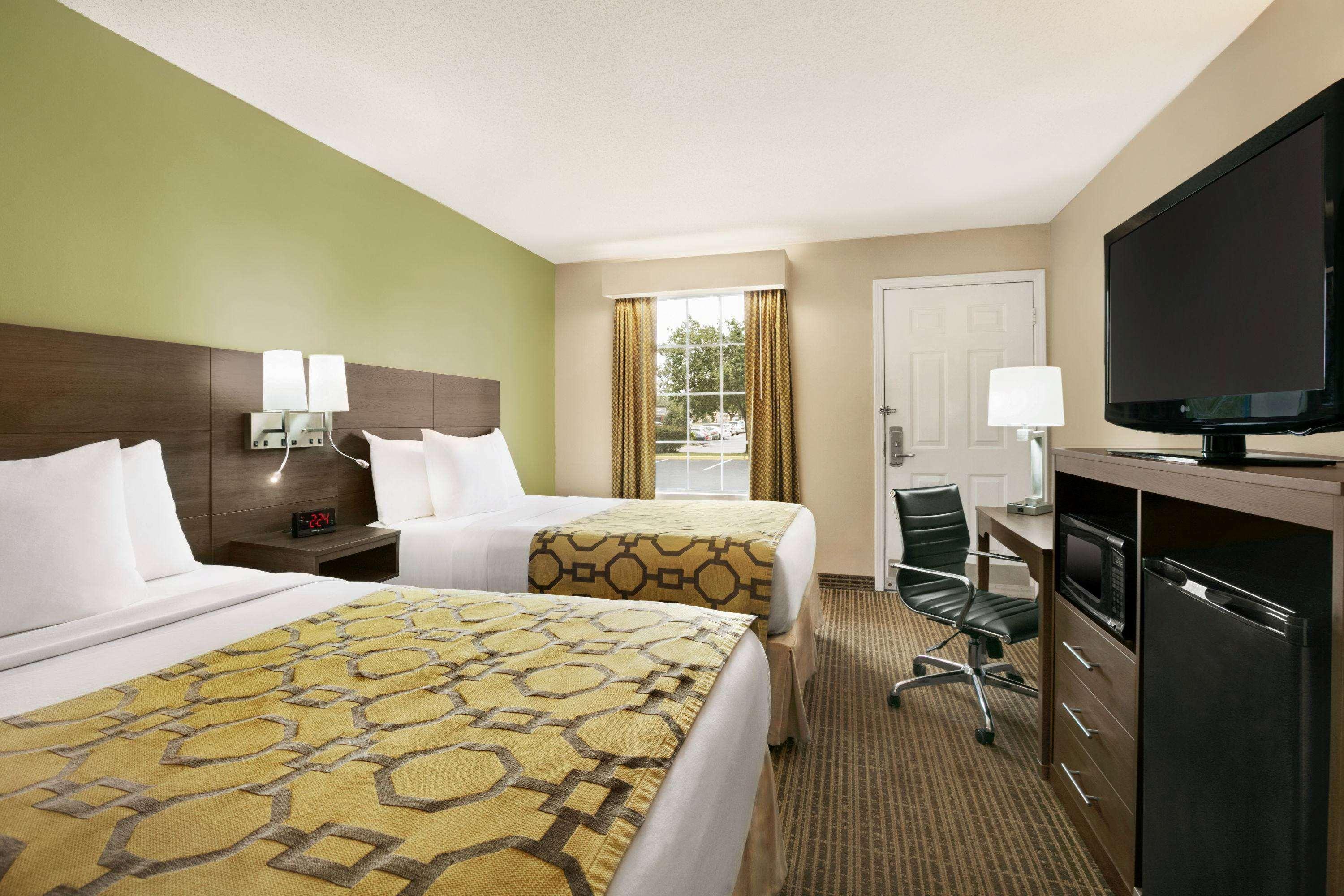 Baymont By Wyndham Kingsland Hotel Exterior photo