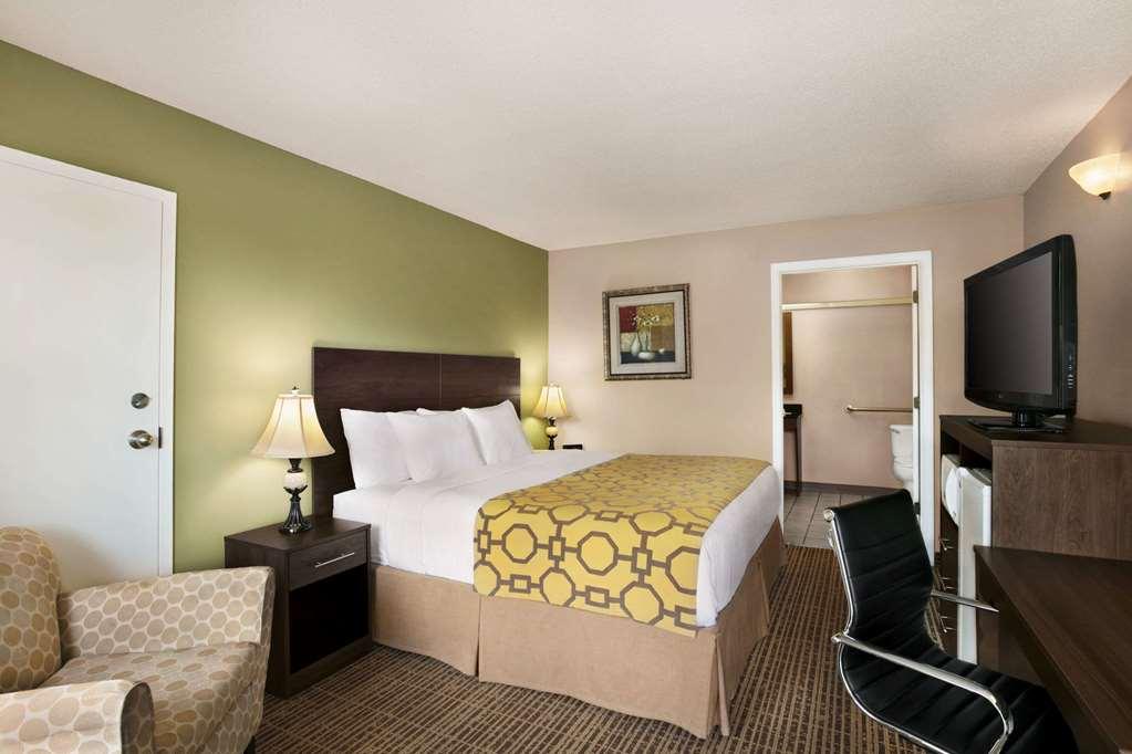 Baymont By Wyndham Kingsland Hotel Room photo