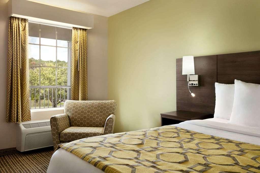 Baymont By Wyndham Kingsland Hotel Room photo