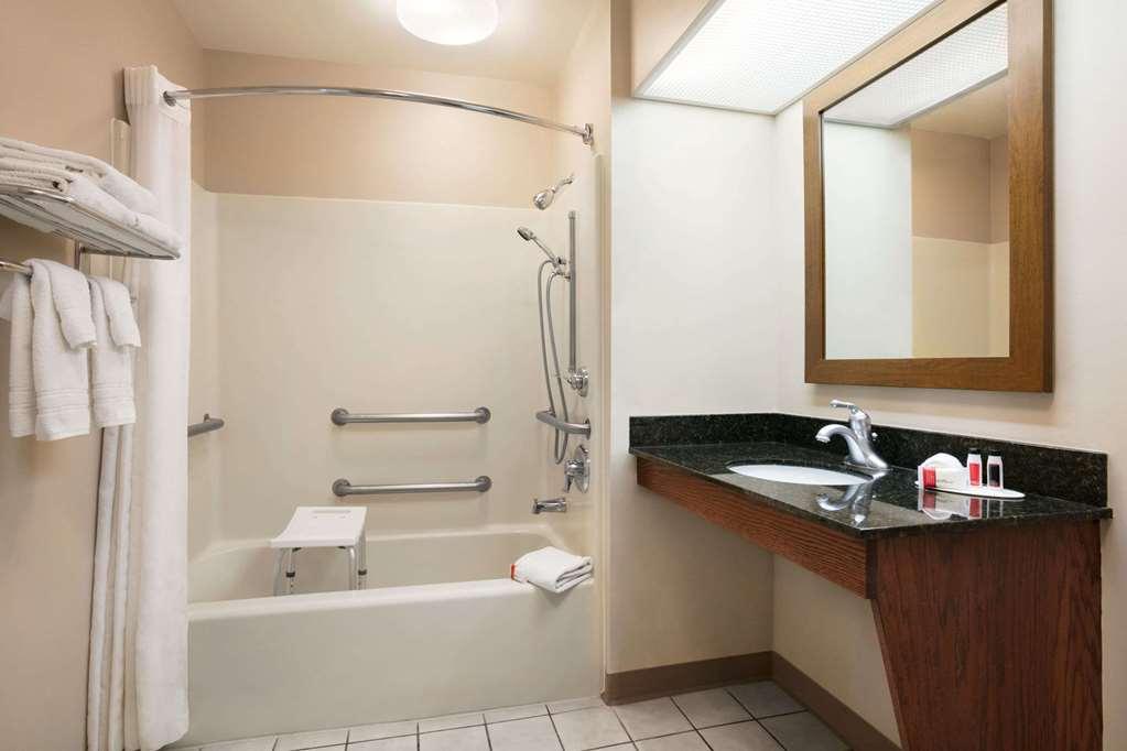 Baymont By Wyndham Kingsland Hotel Room photo