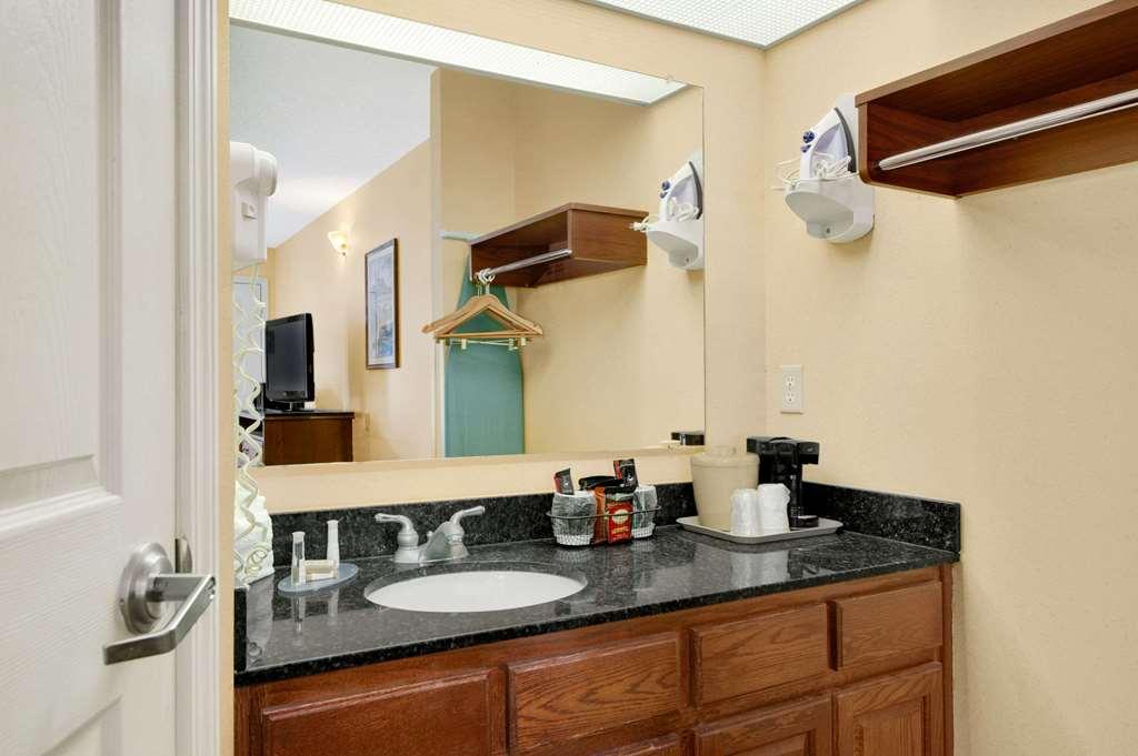 Baymont By Wyndham Kingsland Hotel Room photo