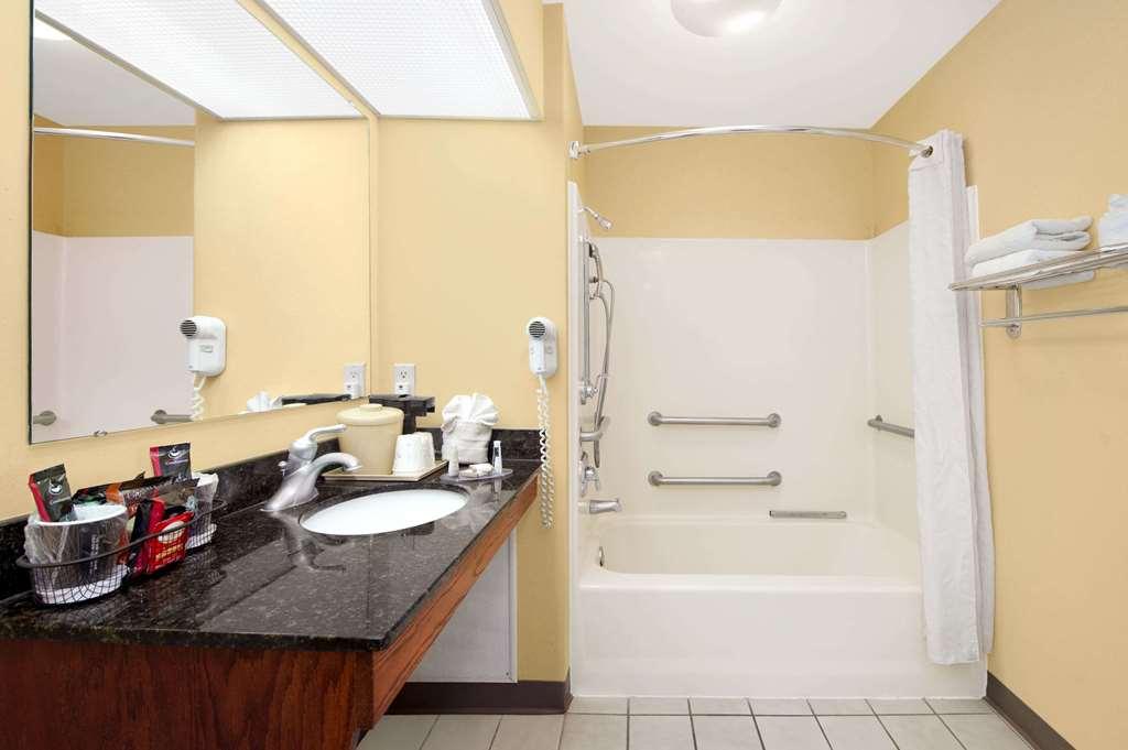 Baymont By Wyndham Kingsland Hotel Room photo