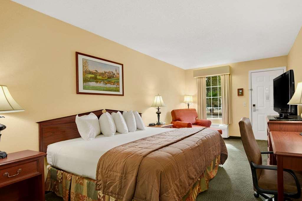 Baymont By Wyndham Kingsland Hotel Room photo