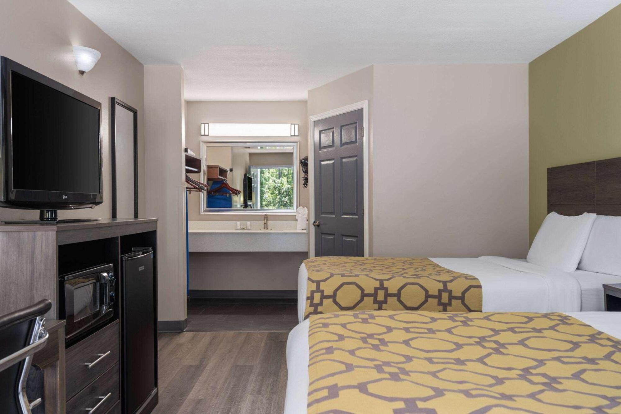 Baymont By Wyndham Kingsland Hotel Exterior photo