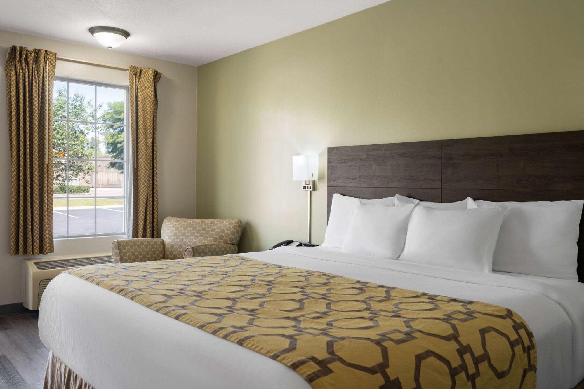 Baymont By Wyndham Kingsland Hotel Exterior photo