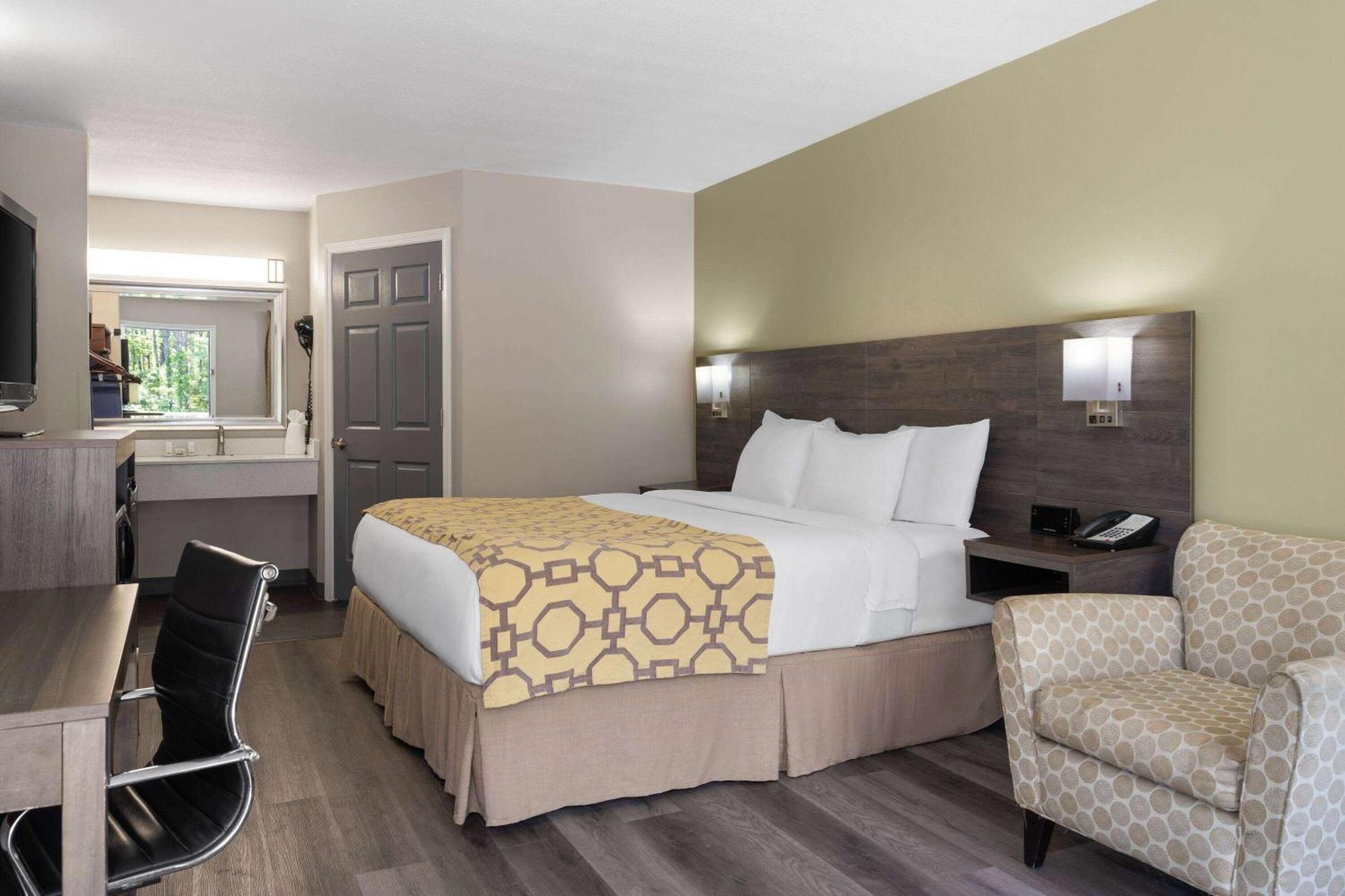 Baymont By Wyndham Kingsland Hotel Exterior photo